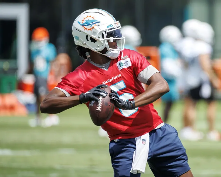 Teddy Bridgewater (5), quarterback des Miami Dolphins, se prépare à faire une passe lors d'un entraînement de football NFL au Baptist Health Training Complex du Hard Rock Stadium le mercredi 5 octobre 2022 à Miami Gardens. 5, 2022 à Miami Gardens, Fla.