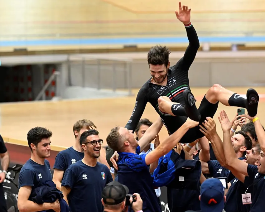 L'Italien Filippo Ganna célèbre après avoir battu le record du monde de cyclisme sur une heure au vélodrome Suisse de Grenchen, en Suisse, samedi 8 octobre 2022. Ganna a pulvérisé le record du monde de l'heure en cyclisme - enregistrant 56,792 km en 60 minutes.