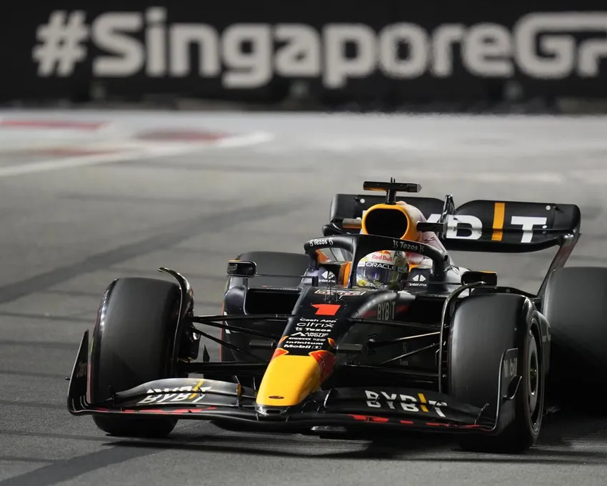 Le pilote Red Bull Max Verstappen des Pays-Bas dirige sa voiture pendant la séance d'essais du Grand Prix de Formule 1 de Singapour, au circuit Marina Bay City à Singapour, vendredi 30 septembre 2022. 30, 2022.