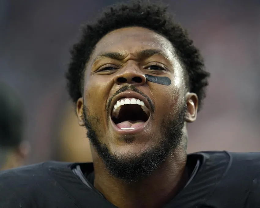 Le running back Josh Jacobs des Raiders de Las Vegas célèbre sa victoire sur les Broncos de Denver lors d'un match de football NFL dimanche 2 octobre 2022 à Las Vegas.