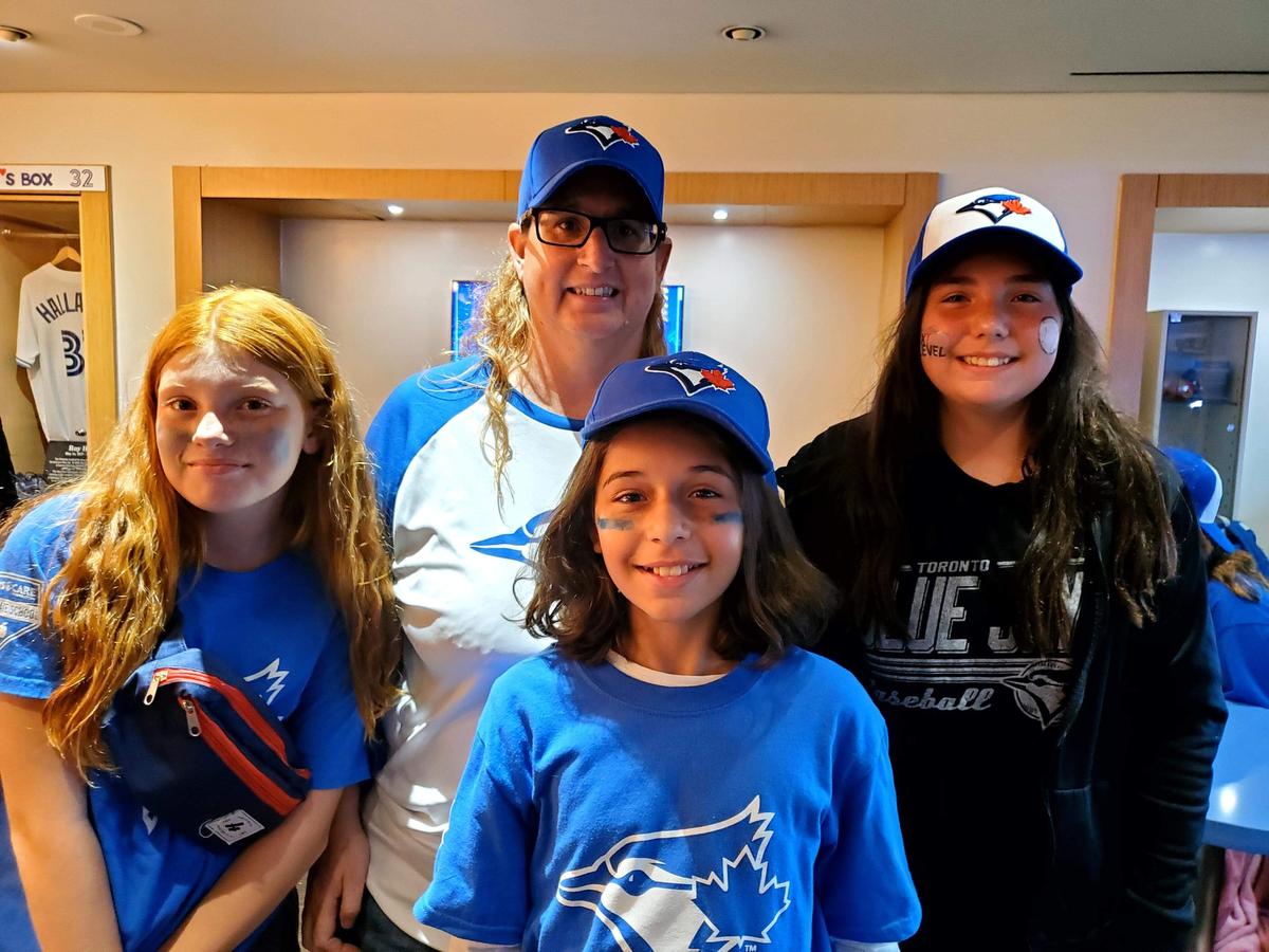 je suis tombée amoureuse de ce sport Comment une chance d’apprendre le baseball a conduit ces filles de Sarnia à un match d’après-saison des Blue Jays