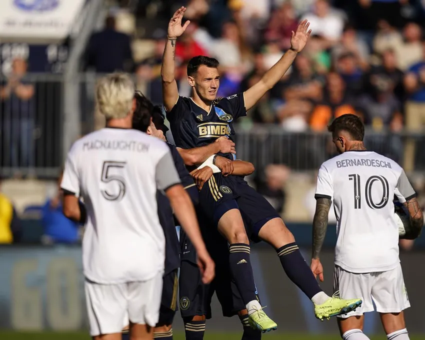 Philadelphia Union's&nbsp;Dániel<font color="#4d5156&quot ; face="arial, sans-serif"><b>&nbsp;</b></font>Gazdag célèbre avec ses coéquipiers après avoir marqué un but pendant la deuxième mi-temps d’un match de football MLS contre le Toronto FC, dimanche 9 octobre 2022 à Chester. 9, 2022, à Chester, Pa.” width=”850″ height=”680″></picture></div>
</div>
<p class=