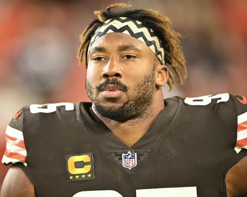 L'ailier défensif des Cleveland Browns Myles Garrett (95) marche sur le terrain pendant un match de football NFL contre les Pittsburgh Steelers, le 22 septembre 2022, à Cleveland. Garrett est sorti de l'hôpital le lundi 26 septembre après s'être blessé en renversant sa Porsche alors qu'il conduisait sur une route de campagne après un entraînement.