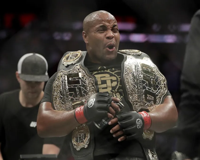 Daniel Cormier réagit après avoir battu Derrick Lewis par soumission au deuxième round d'un combat d'arts martiaux mixtes poids lourds à l'UFC 230, tôt le dimanche 4 novembre 2018, au Madison Square Garden à New York. Cormier a insisté sur le fait qu'il s'est retiré de la compétition MMA. Alors, qu'est-ce que le double champion poids lourd de l'UFC faisait encore samedi soir à l'intérieur d'une cage ? Cormier était l'arbitre invité d'un événement de la WWE et il a déclaré à l'Associated Press après la carte qu'il pensait suivre le chemin de Ronda Rousey et Brock Lesnar et faire le saut vers le cercle carré.