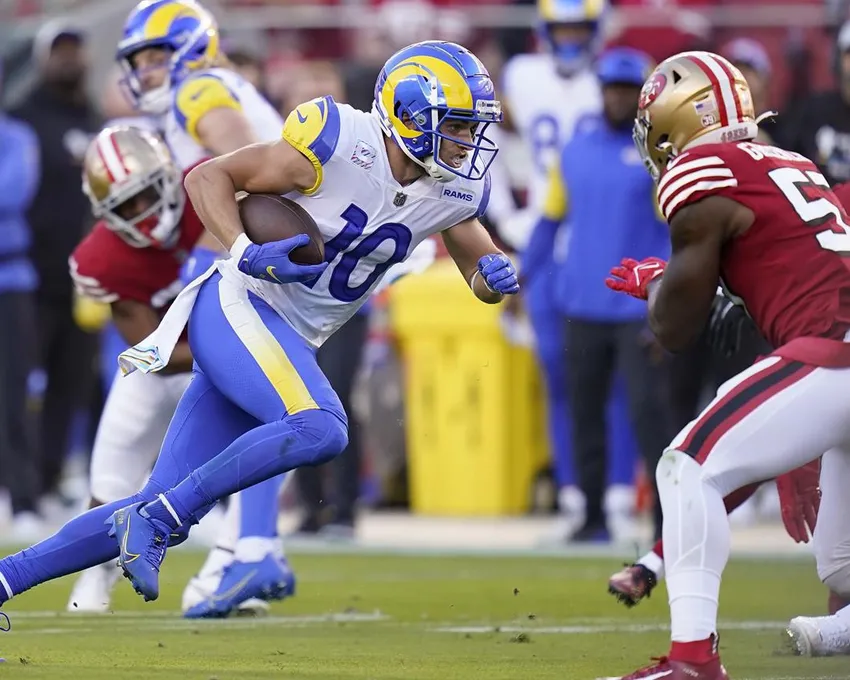 Le receveur Cooper Kupp (10) de Los Angeles Rams court contre les San Francisco 49ers pendant la première mi-temps d'un match de football NFL à Santa Clara, Calif, Lundi 3 octobre 2022.