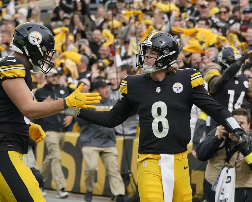 Le quarterback des Pittsburgh Steelers, Kenny Pickett (8), est félicité par le tight end Pat Freiermuth (88) après avoir plongé pour franchir le but à Tout comme l'entraîneur de la ligne défensive des Panthers, Charlie Partridge, qui n'a cessé de remarquer à quel point le gamin qui dirigeait l'attaque de l'équipe des scouts au printemps et à l'été 2017 semblait adorer se faire frapper par le premier string.</p>
<p class=
