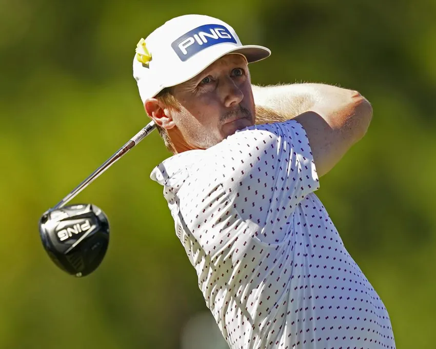 Mackenzie Hughes, du Canada, étudie son drive depuis le deuxième tee lors de la dernière journée du tournoi de golf Sanderson Farms Championship à Jackson, Miss, Dimanche 2 octobre 2022.