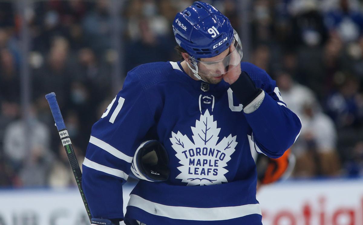 Le capitaine des Leafs John Tavares patine, il est toujours possible pour la soirée d’ouverture