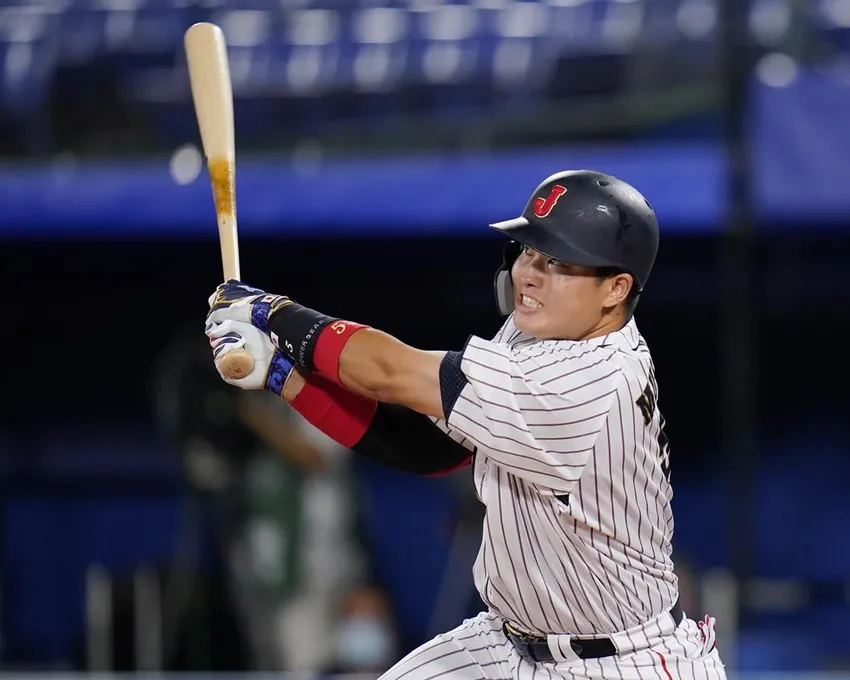 Munetaka Murakami du Japon frappe un home run pendant le match de baseball pour la médaille d'or contre les États-Unis aux Jeux olympiques d'été de 2020, le 7 août 2021, à Yokohama, au Japon. Murakami, qui joue pour les Yakult Swallows de Tokyo, a frappé son 56e coup de circuit de la saison le lundi 3 octobre 2022, ce qui le place seul au deuxième rang de la liste des coups de circuit d'une saison. C'était le dernier match de saison régulière des Swallows.