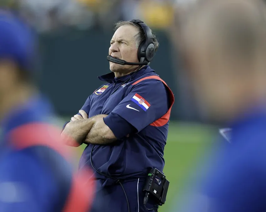 Bill Belichick, entraîneur en chef des Patriots de la Nouvelle-Angleterre, regarde depuis la ligne de touche pendant la prolongation d'un match de football de la NFL contre les Packers de Green Bay, le dimanche 2 octobre 2022, à Green Bay, Wis. Les Packers l'ont emporté 27-24.
