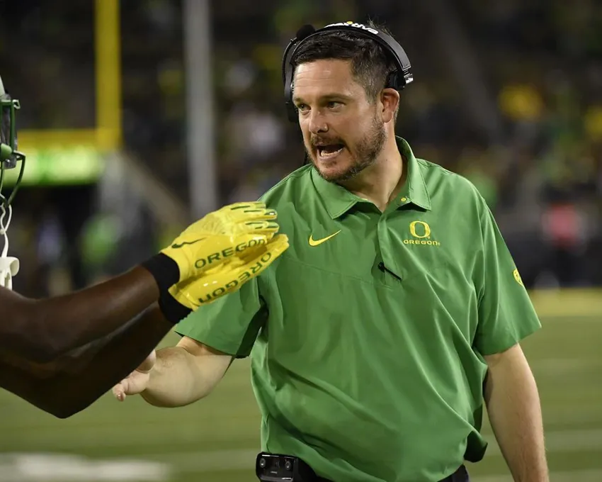 L'entraîneur-chef de l'Oregon, Dan Lanning, discute avec le défenseur Jahlil Florence (6) pendant la deuxième mi-temps d'un match de football universitaire de la NCAA, samedi 1er oct. 2022. width=