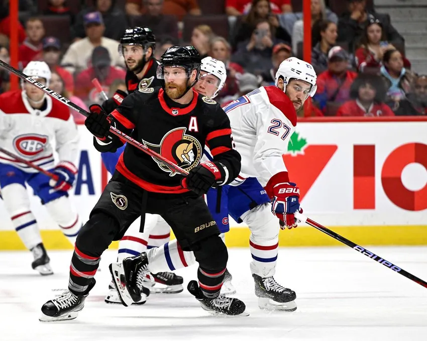 Les Sénateurs d'Ottawa Claude Giroux (28) et les Canadiens de Montréal Jonathan Drouin (27) cherchent la rondelle pendant la deuxième période d'une action de hockey présaison de la LNH à Ottawa, le samedi 1er octobre 2022. Les Sénateurs, les Sabres de Buffalo et les Red Wings de Detroit n'ont pas été compétitifs depuis un bon moment. Cela pourrait enfin changer en 2022-23.