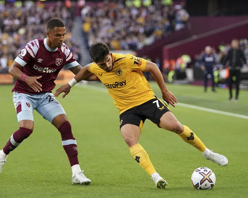 Thilo Kehrer de West Ham United, à gauche, et Pedro Neto de Wolverhampton Wanderers se disputent le ballon lors de leur match de football de Premier League anglaise au London Stadium, à Londres, samedi, octobre