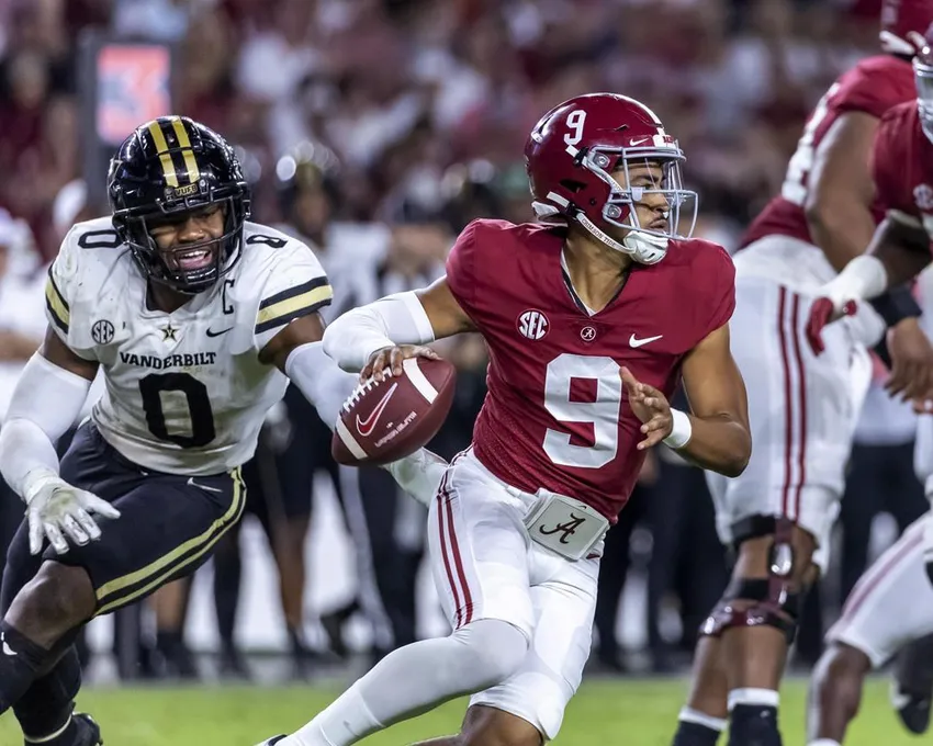 Le quarterback de l'Alabama, Bryce Young (9), s'éloigne de la pression exercée par le linebacker de Vanderbilt, Anfernee Orji (0), au cours de la deuxième mi-temps d'un match de football universitaire de la NCAA, samedi 24 septembre 2022, à Tuscan. 24, 2022, à Tuscaloosa, Ala.