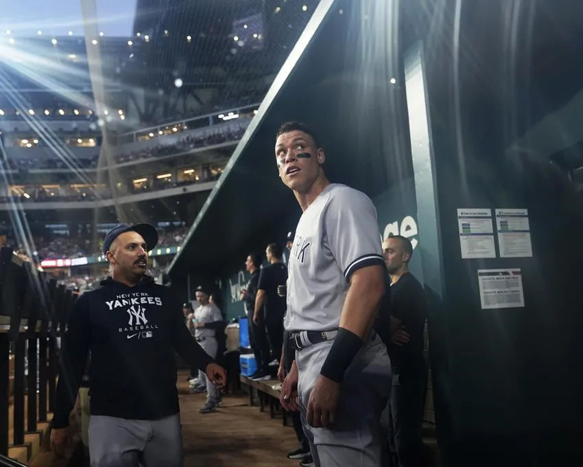 Aaron Judge des New York Yankees se tient dans l'abri après son coup de circuit en solo lors de la première manche du deuxième match de baseball d'un programme double contre les Texas Rangers à Arlington, au Texas, le mardi 4 octobre 2022. Avec ce home run, Judge a établi le record de l'AL pour les home runs en une saison à 62, dépassant Roger Maris.