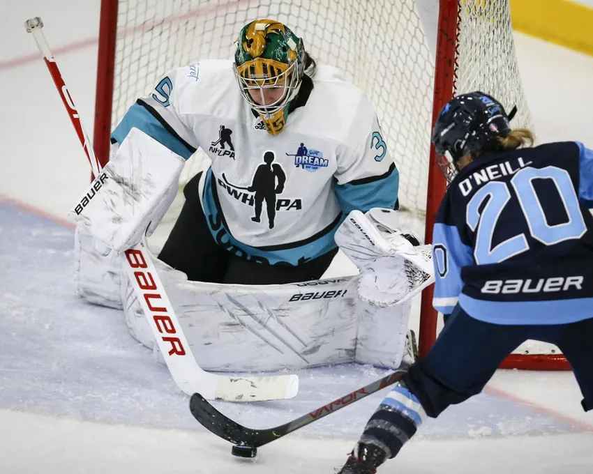 Team Bauer Kristin O'Neill, à droite, tente de passer le palet devant la gardienne de Team Sonnet Shea Tiley pendant la deuxième période du PWHPA Dream Tour à Calgary, en Alberta, Lundi 24 mai 2021. L'Association des joueuses de hockey professionnelles et les Penguins de Pittsburgh de la LNH organiseront conjointement un tournoi féminin du 25 au 27 novembre au centre d'entraînement des Penguins.
