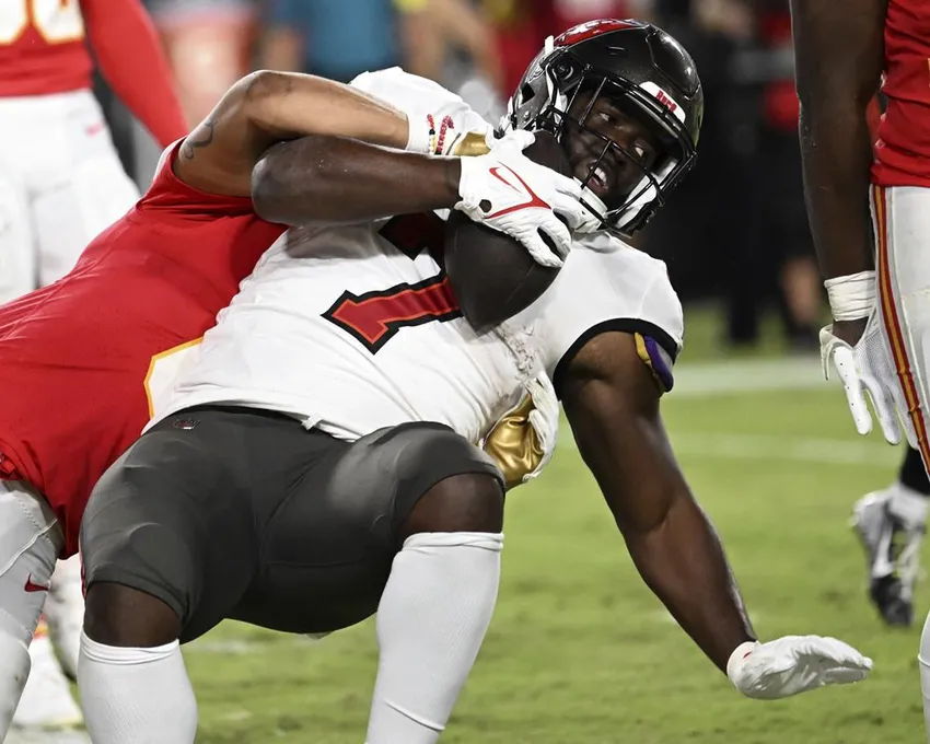Le running back Leonard Fournette (7) des Tampa Bay Buccaneers est mis à terre par un défenseur des Kansas City Chiefs lors de la deuxième mi-temps d'un match de football NFL, dimanche 2 octobre 2022, à Tampa, Fla.