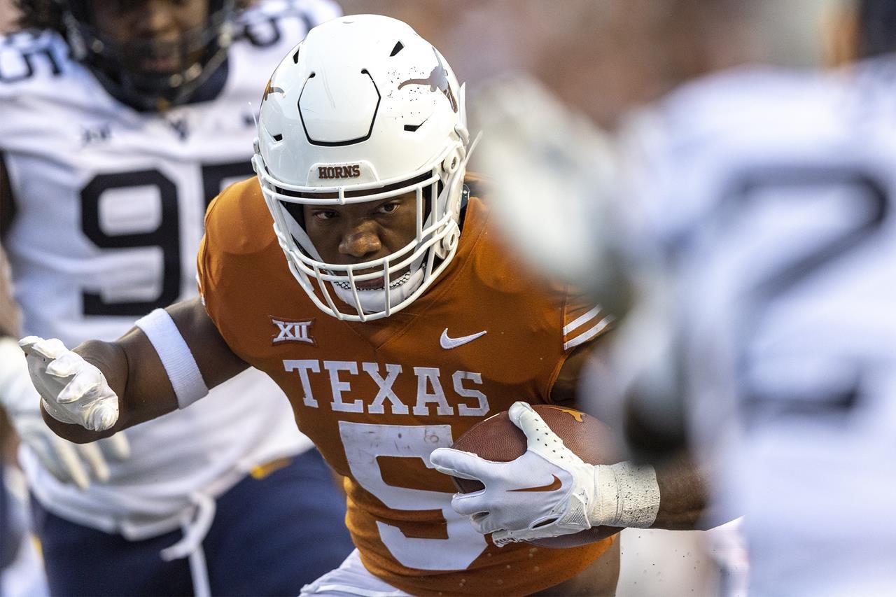 Les connexions de Card à Worthy mènent le Texas sur WVU 38-20