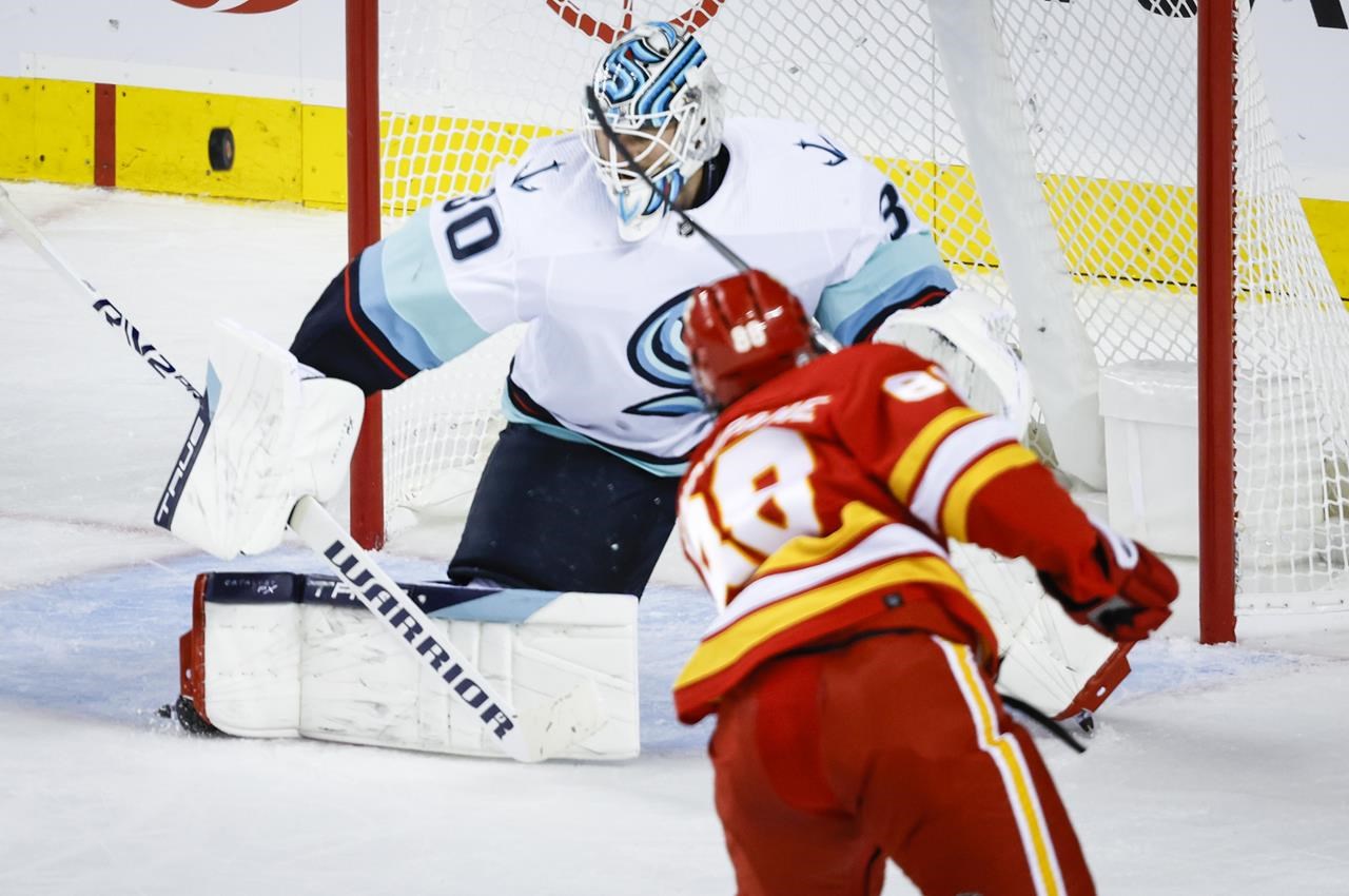 Les débuts de Tanev en présaison aident les Flames à battre les Kraken 4-1