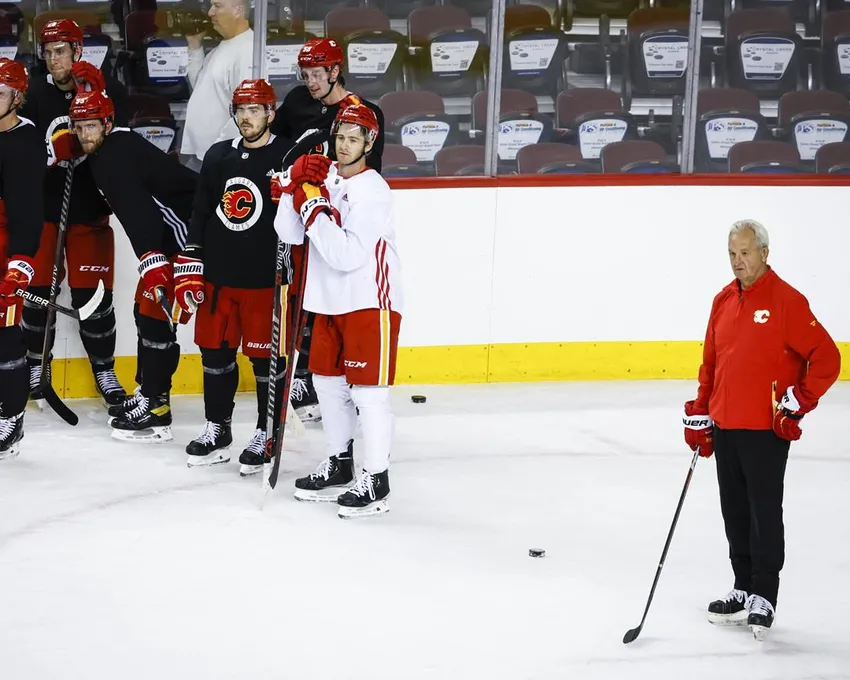 L'entraîneur-chef des Flames de Calgary, Darryl Sutter, à droite, regarde pendant une pratique du camp d'entraînement à Calgary, en Alberta, Jeudi 22 septembre 2022.&nbsp;Les Flames ont signé une prolongation de contrat de plusieurs années à l'entraîneur-chef Darryl Sutter, a annoncé l'équipe samedi.