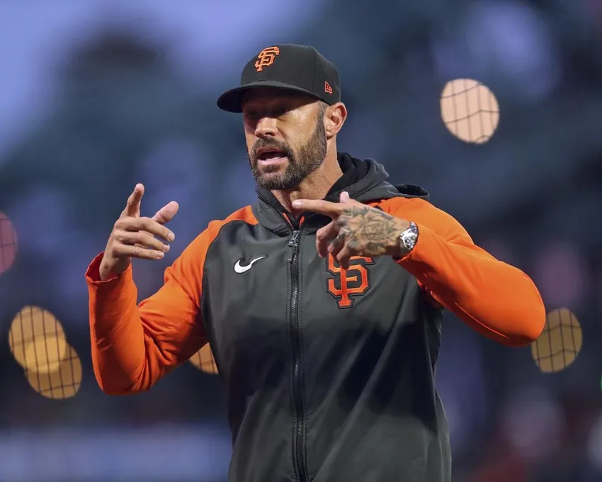 Le manager des San Francisco Giants, Gabe Kapler, demande une reprise après un simple de Mike Yastrzemski pendant la première manche du match de baseball de l'équipe contre les Colorado Rockies, mercredi 28 septembre 2022, à San Francisco. 28, 2022, à San Francisco.