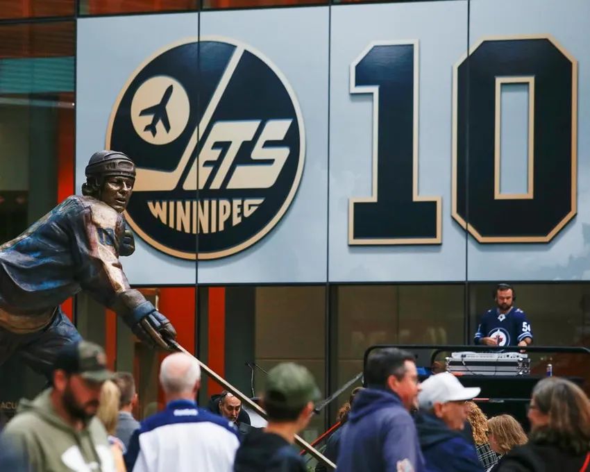 Une statue en l'honneur de l'ancien joueur des Jets de Winnipeg, Dale Hawerchuk, est dévoilée au True North Square à l'extérieur du Canada Life Centre à Winnipeg, le samedi 1er octobre 2022.