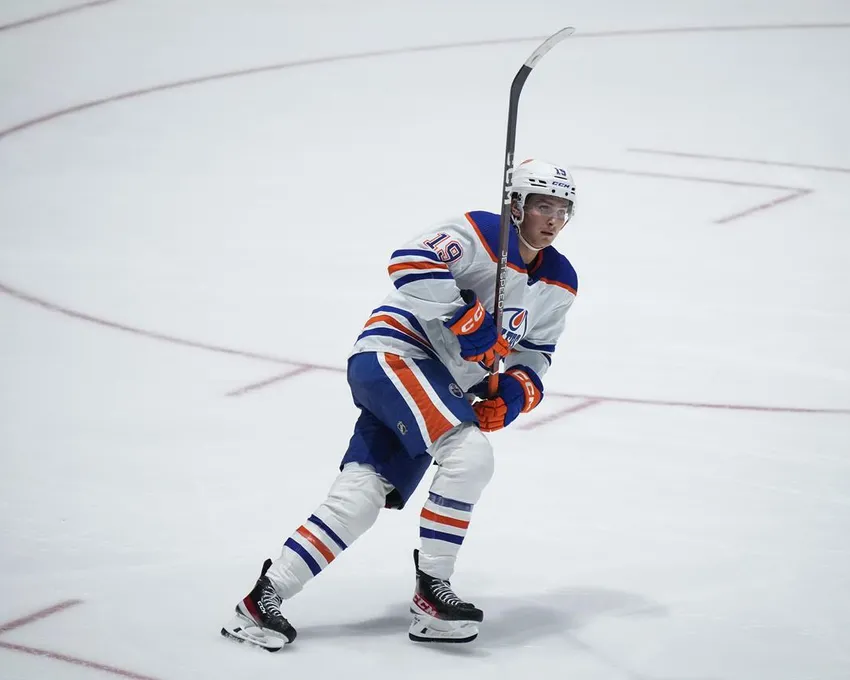 Jake Virtanen des Oilers d'Edmonton patine pendant la deuxième période d'un match de hockey présaison de la LNH contre les Canucks de Vancouver à Abbotsford, en Colombie-Britannique, le mercredi 5 octobre 2022.