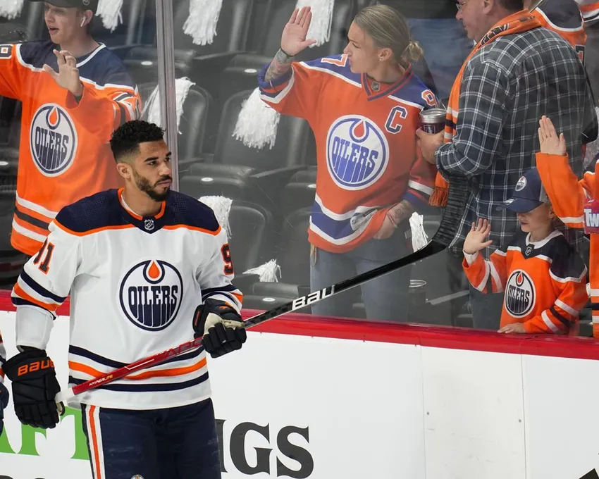 Edmonton Oilers Evander Kane (91) regarde les fans alors que les joueurs s'échauffent pour le deuxième match de la finale de la Conférence Ouest des séries éliminatoires de la Coupe Stanley de la LNH entre les Oilers et les Colorado Avalanche, le jeudi 2 juin 2022, à Denver. THE CANADIAN PRESS/