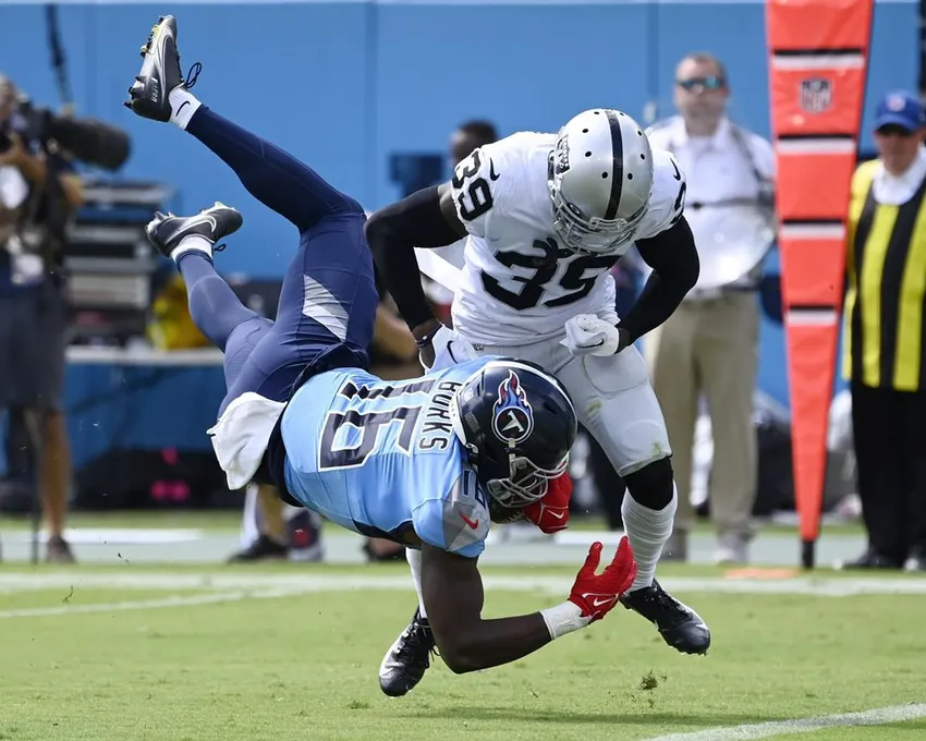 Le receveur large des Tennessee Titans Treylon Burks (16) est mis à terre près de la ligne de but par le cornerback des Las Vegas Raiders Nate Hobbs (39) lors de la première mi-temps d'un match de football NFL dimanche 25 septembre 2022 à Nashash. 25, 2022, à Nashville, Tenn.