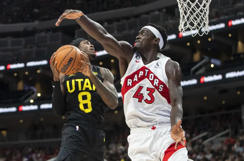 Pascal Siakam et les Raptors ont laissé peu d'espace à Jarred Vanderbilt et au Jazz lors de la première mi-temps du match d'ouverture de la pré-saison, dimanche à Edmonton.