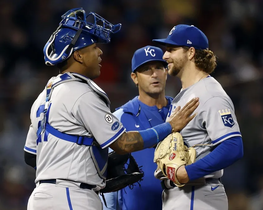 Salvador Perez des Royals de Kansas City, à gauche, donne une tape à Jonathan Heasley alors que le manager Mike Matheny, au centre, vient au monticule pour retirer Heasley pendant la septième manche du match de baseball de l'équipe contre les Red Sox de Boston, vendredi 16 septembre 2022 à Boston. 16, 2022, à Boston.