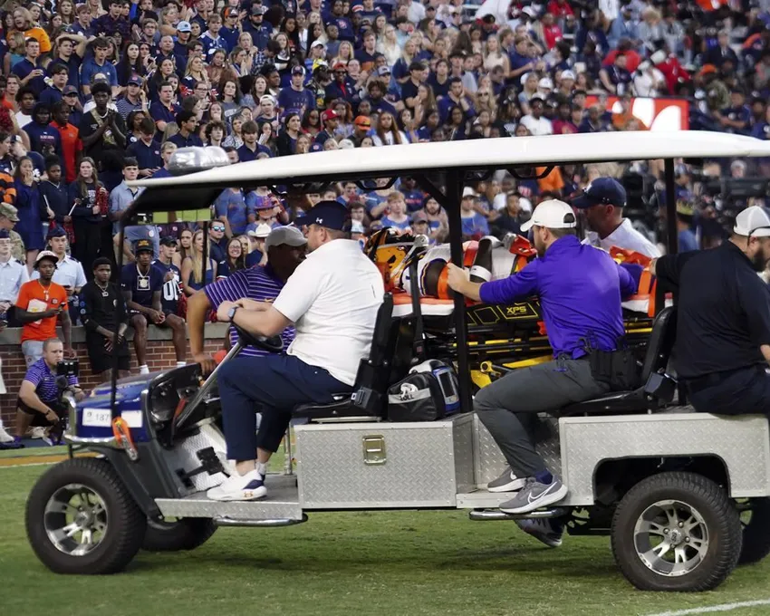 Sevyn Banks de LSU est transporté dans une ambulance après avoir été blessé sur le coup d'envoi de la première mi-temps d'un match de football universitaire NCAA contre Auburn, samedi 1er octobre 2022 à Auburn. 1, 2022, à Auburn, Ala.