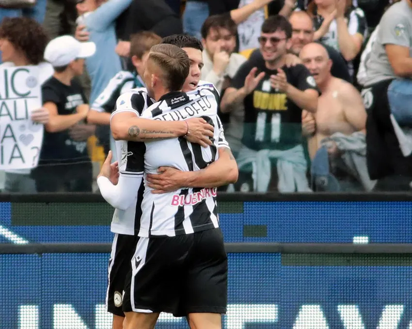 Nehuen Perez de l'Udinese est embrassé par son coéquipier Gerard Deulofeu après avoir marqué le deuxième but de son équipe lors du match de football de Serie A italienne entre l'Udinese et l'Atalanta au stade Friuli à Udine, Italie, samedi 9 octobre 2022. 9, 2022.