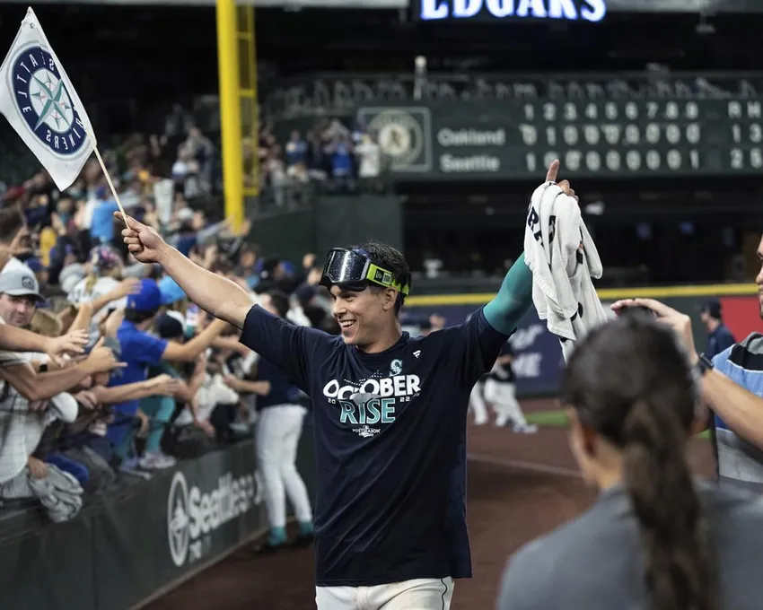 Sam Haggerty des Mariners de Seattle célèbre après le match de baseball de l'équipe contre les Oakland Athletics, vendredi 30 septembre 2022, à Seattle. Les Mariners ont gagné 2-1 pour décrocher une place en séries éliminatoires.