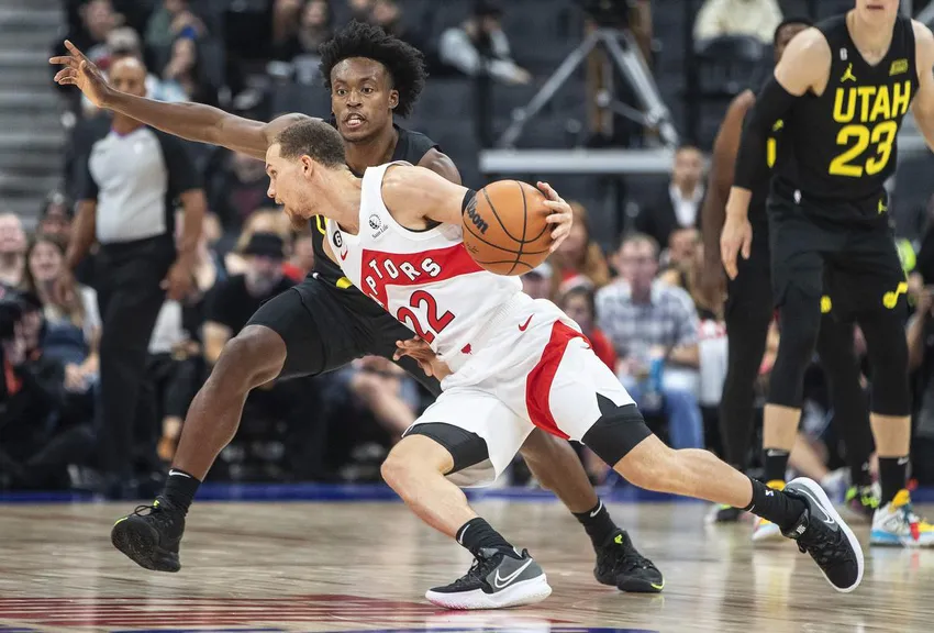 Collin Sexton (gauche) du Utah Jazz tente de stopper Malachi Flynn des Toronto Raptors lors de la première mi-temps d'une action de pré-saison de la NBA à Edmonton, dimanche.