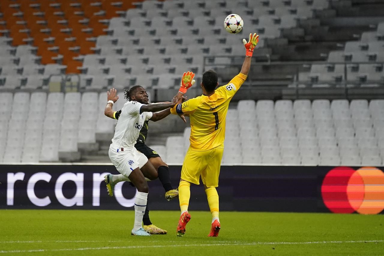 Marseille bat le Sporting à 10 après des erreurs du gardien