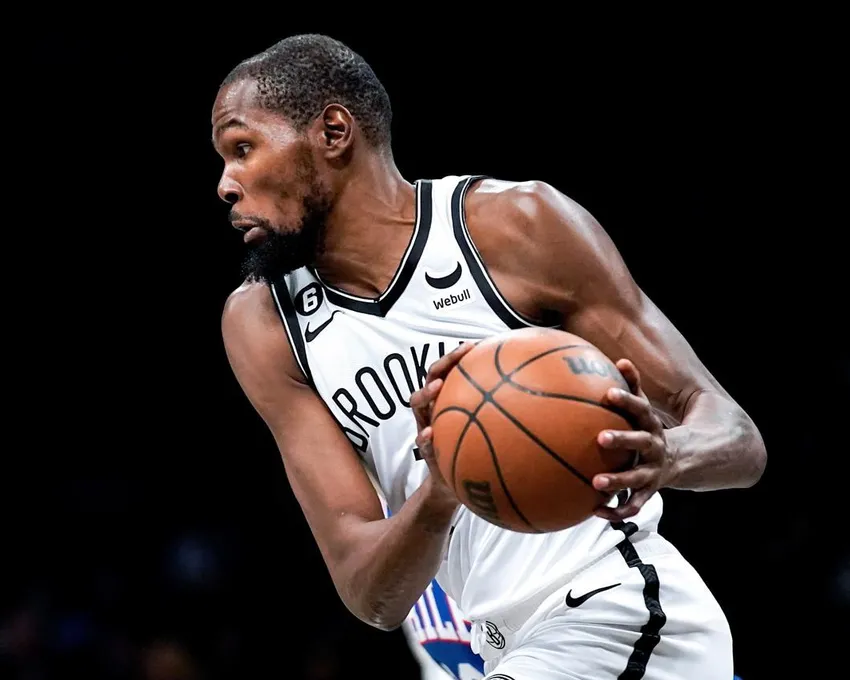 L'attaquant des Brooklyn Nets Kevin Durant manipule le ballon pendant la première mi-temps d'un match de basket-ball de présaison de la NBA contre les Philadelphia 76ers, lundi 3 octobre 2022, à New York.