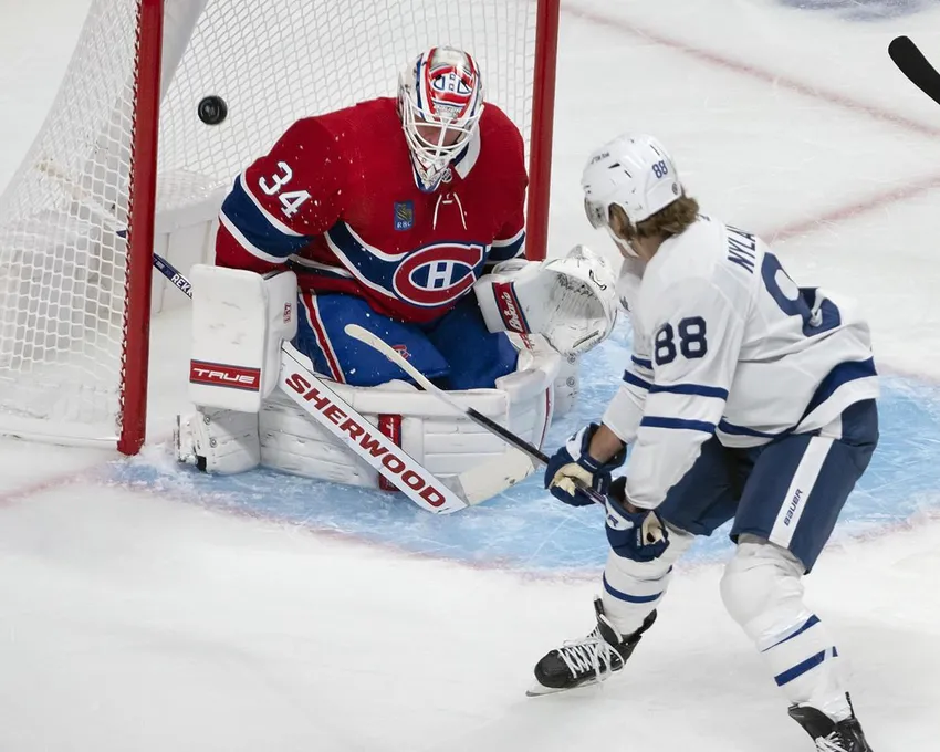 L'ailier droit des Maple Leafs de Toronto, William Nylander (88), marque sur le gardien des Canadiens de Montréal, Jake Allen (34), au cours de la deuxième période d'une action de présaison de la LNH à Montréal, le lundi 3 octobre 2022.