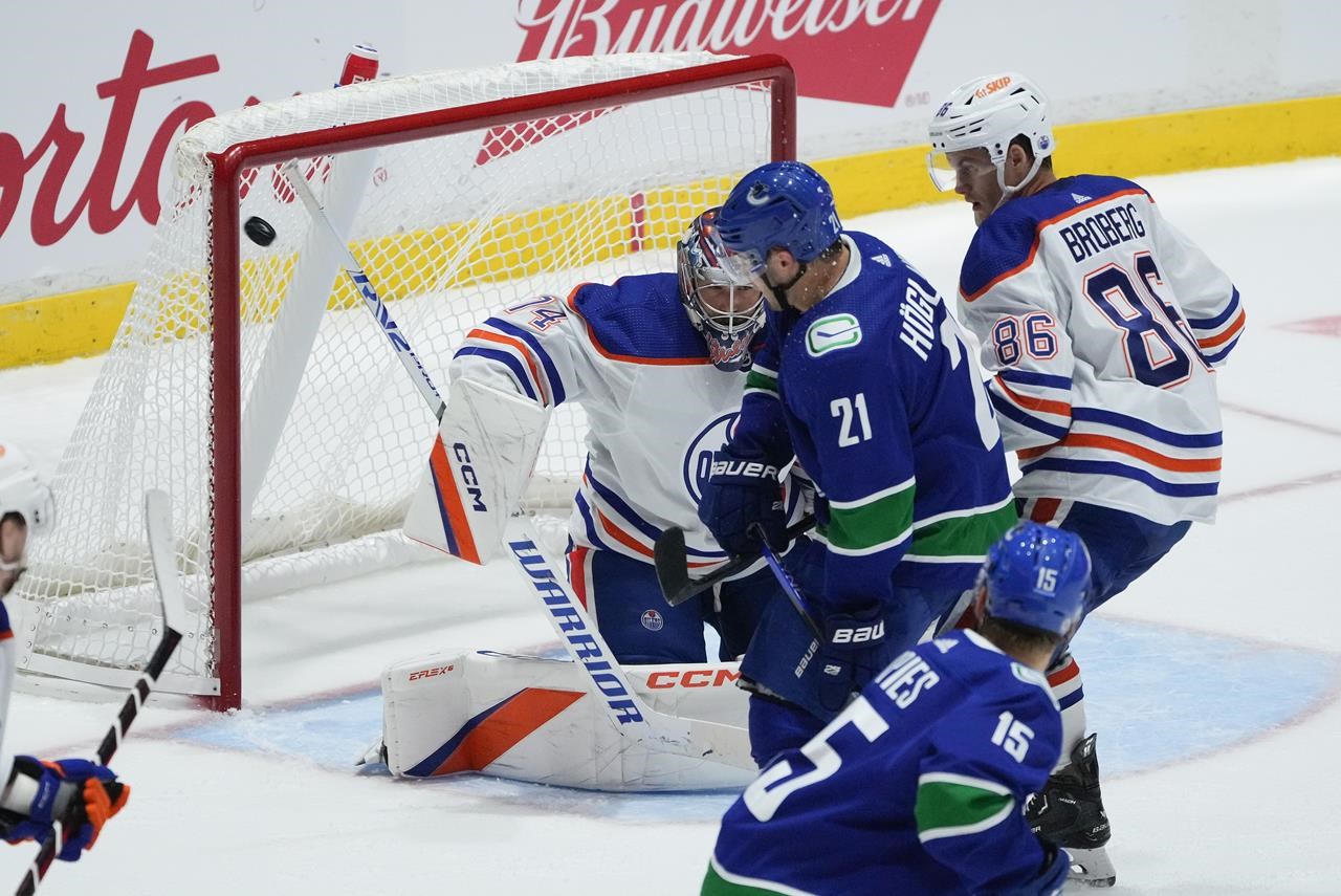 Pettersson marque deux fois, les Canucks battent les Oilers 5-4 pour leur première victoire de la présaison