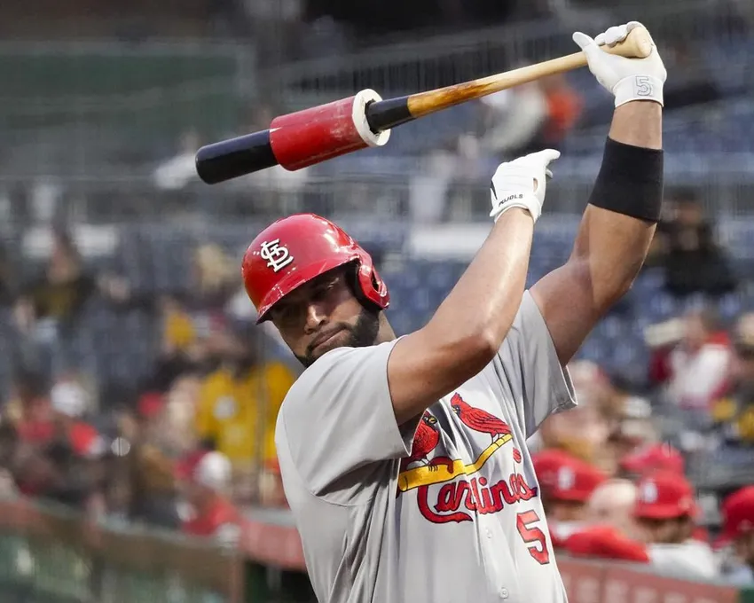 Albert Pujols des St. Louis Cardinals s'échauffe dans le cercle d'attente avant de frapper contre les Pittsburgh Pirates lors de la première manche d'un match de baseball, lundi 3 octobre 2022, à Pittsburgh.