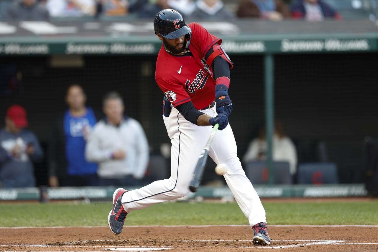 Quantrill reste invaincu à domicile, les Guardians battent les Royals 5-3