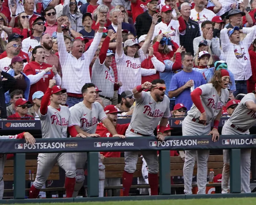 Les joueurs des Phillies de Philadelphie célèbrent un simple à deux points de Jean Segura pendant la neuvième manche du premier match des séries éliminatoires de la Ligue nationale de baseball contre les Cardinals de St. Louis, le vendredi 7 octobre 2022, à St. Louis.