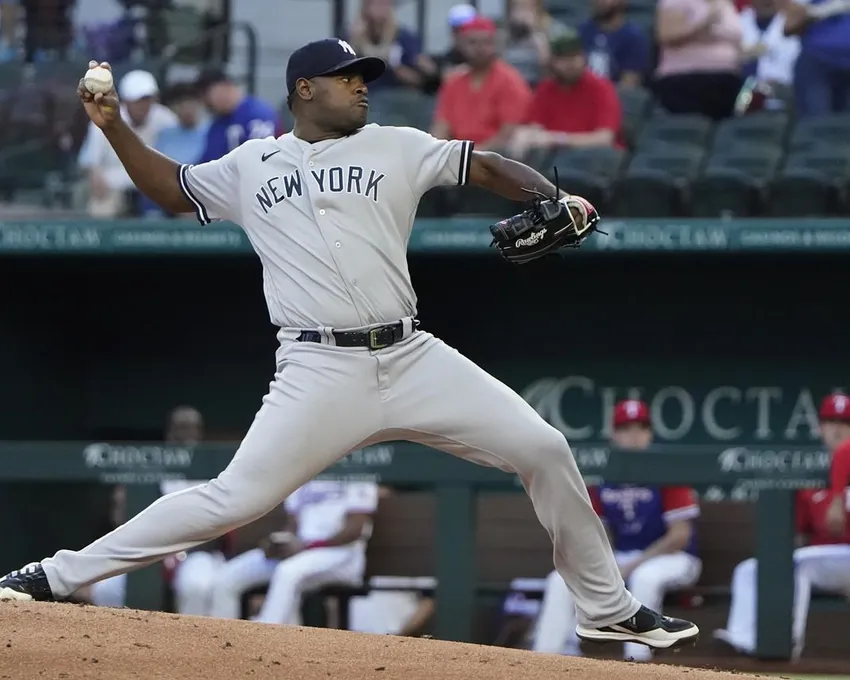 Le lanceur partant des New York Yankees Luis Severino lance pendant la première manche d'un match de baseball contre les Texas Rangers à Arlington, Texas, lundi 3 octobre 2022.