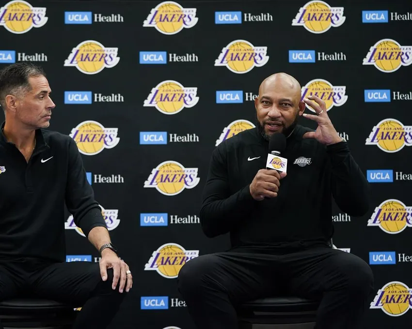 L'entraîneur-chef des Los Angeles Lakers, Darvin Ham, à droite, parle alors qu'il est rejoint par le directeur général Rob Pelinka lors d'une conférence de presse à la journée des médias de l'équipe de basket-ball de la NBA, lundi 26 septembre 2022, à El Segundo, en Californie.