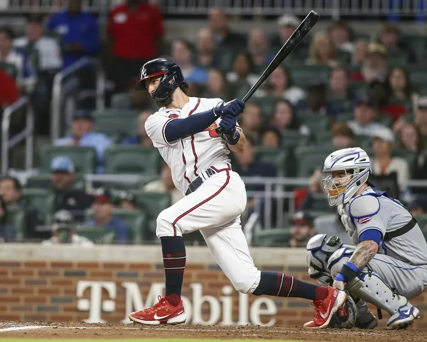 Atlanta Braves' Dansby Swanson follows through on a single during the third inning of the team's baseball game against the New York Mets, Saturday, Oct. 1, 2022 in Atlanta. 1, 2022, à Atlanta.