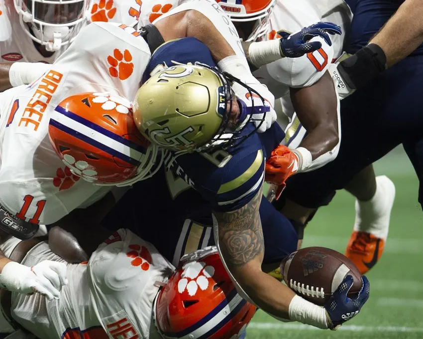 Le tackle défensif de Clemson Bryan Bresee (11) tacle le running back de Georgia Tech Dylan McDuffie (6) lors de la première mi-temps d'un match de football universitaire NCAA lundi 5 septembre 2022 à Atlanta. 5, 2022, à Atlanta.