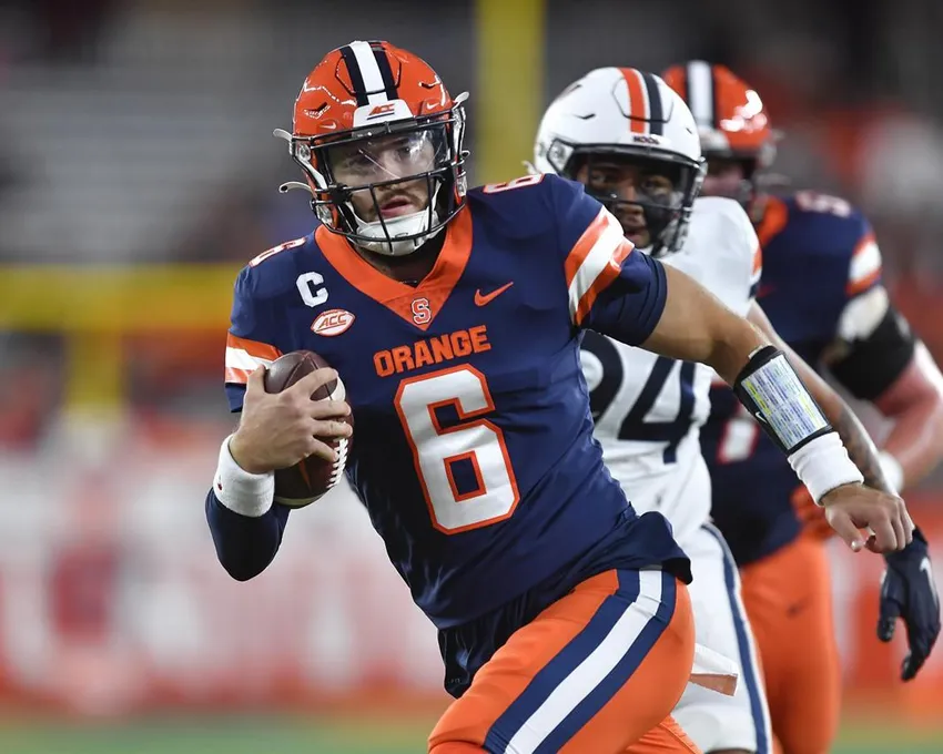 Le quarterback de Syracuse Garrett Shrader (6) court pour un touchdown pendant la première mi-temps d'un match de football universitaire NCAA contre la Virginie le vendredi 23 septembre 2022, à Syracuse. 23, 2022, à Syracuse, N.Y.