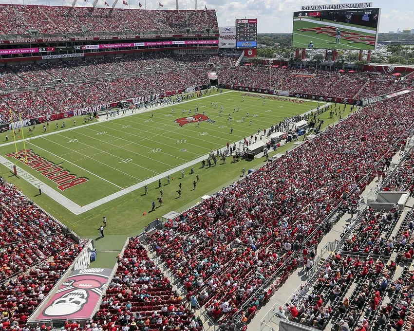 Les Miami Dolphins et les Tampa Bay Buccaneers disputent un match de football de la NFL au Raymond James Stadium de Tampa, Fla, Le 10 octobre 2021. Un garçon a couru sur le terrain et a été violemment plaqué par un agent de sécurité dans le deuxième quart-temps du match de Tampa Bay contre Atlanta au Raymond James Stadium de Tampa, Fla, dimanche 9 octobre 2022. Une femme qui s'est identifiée comme étant la mère de l'enfant a déclaré à l'Associated Press que le garçon avait 10 ans. Un officier de police a plus tard dit à l'AP que le garçon a plus de 10 ans, mais il ne pouvait pas divulguer ses informations car il est mineur.
