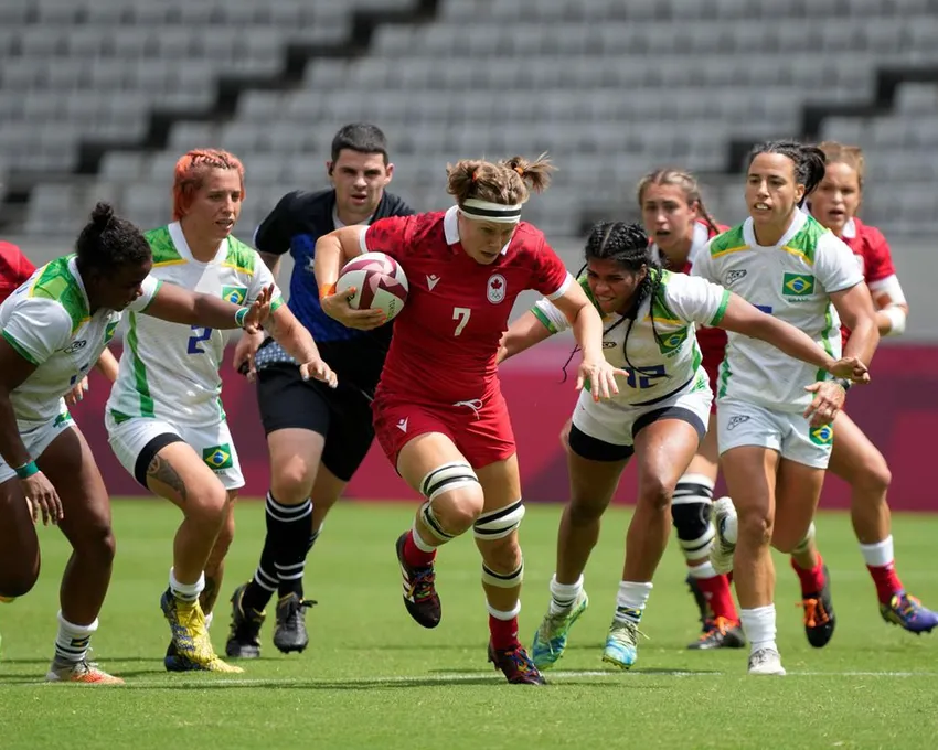 Karen Paquin du Canada, au centre, est poursuivie par les Brésiliennes, de gauche à droite, Mariana Nicolau, Luiza Campos et Thalita da Silva Costa, lors de leur match de rugby à sept féminin aux Jeux olympiques d'été de 2020, le jeudi 29 juillet 2021 à Tokyo, au Japon. Tyson Beukeboom, Karen Paquin et Elissa Alarie donneront le coup d'envoi de leur troisième Coupe du monde de rugby samedi, lorsque le Canada, classé troisième, affrontera le Japon, classé 13e, dans le cadre de la poule B au Northland Events Centre à Whangarei, en Nouvelle-Zélande.