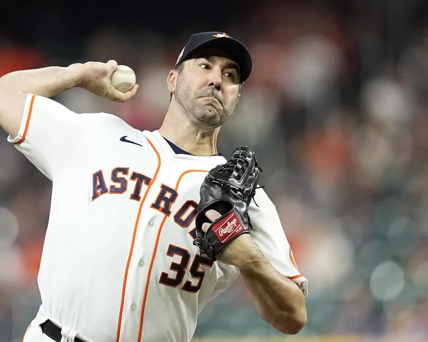 Justin Verlander, lanceur partant des Houston Astros, lance contre les Philadelphia Phillies pendant la première manche d'un match de baseball, mardi 4 octobre 2022, à Houston.